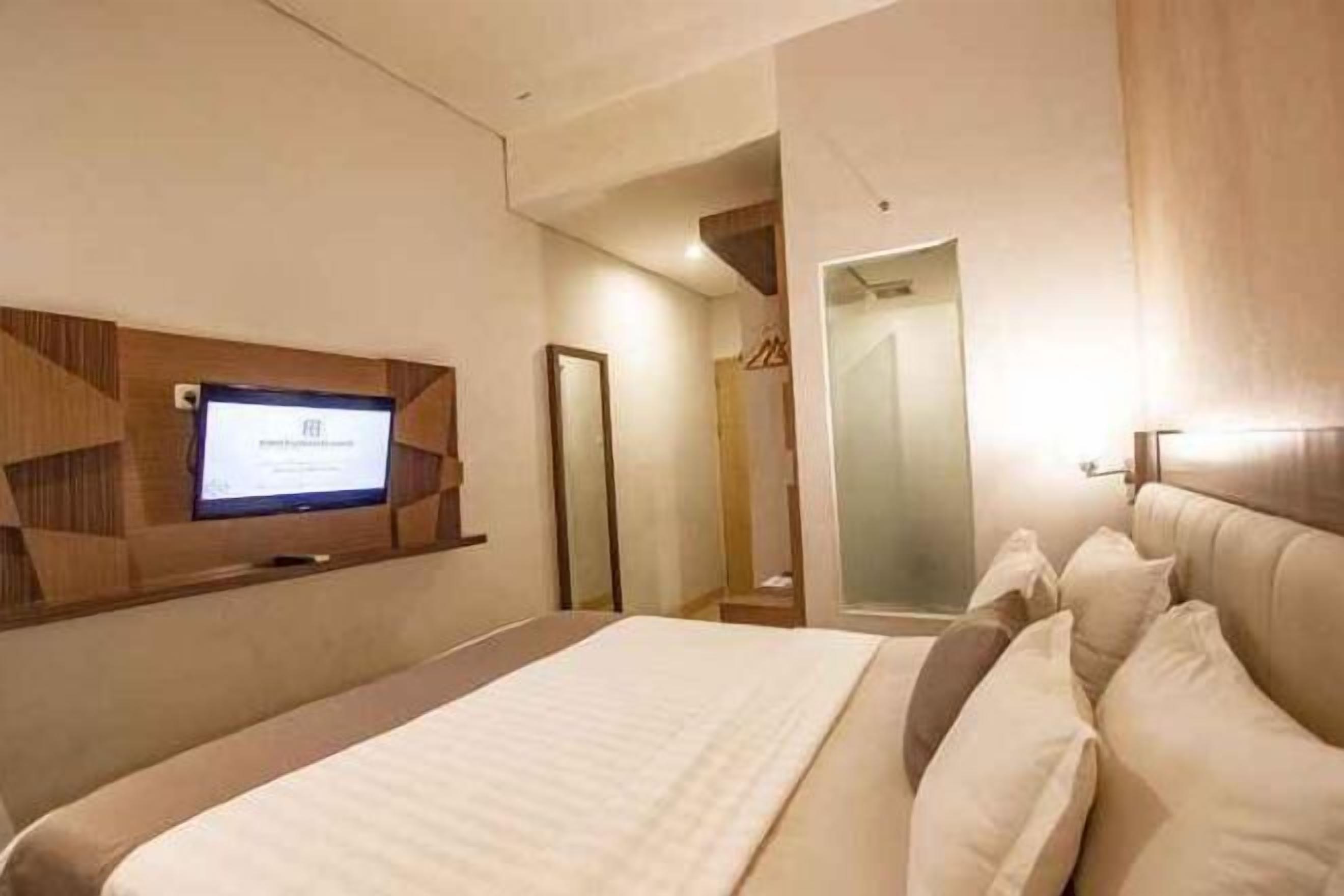 Premium bedding, in-room safe, desk, soundproofing