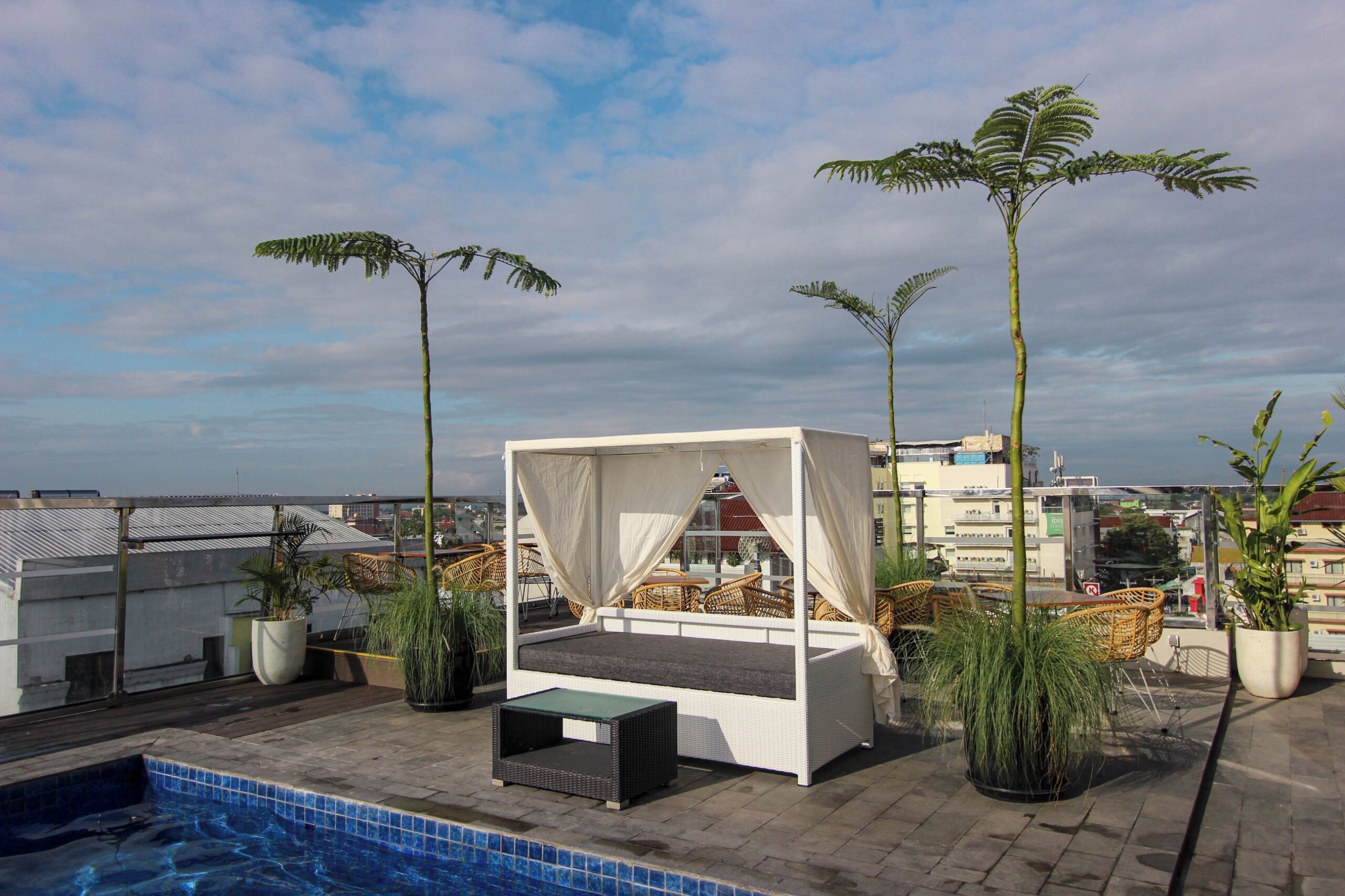 Kolam renang rooftop