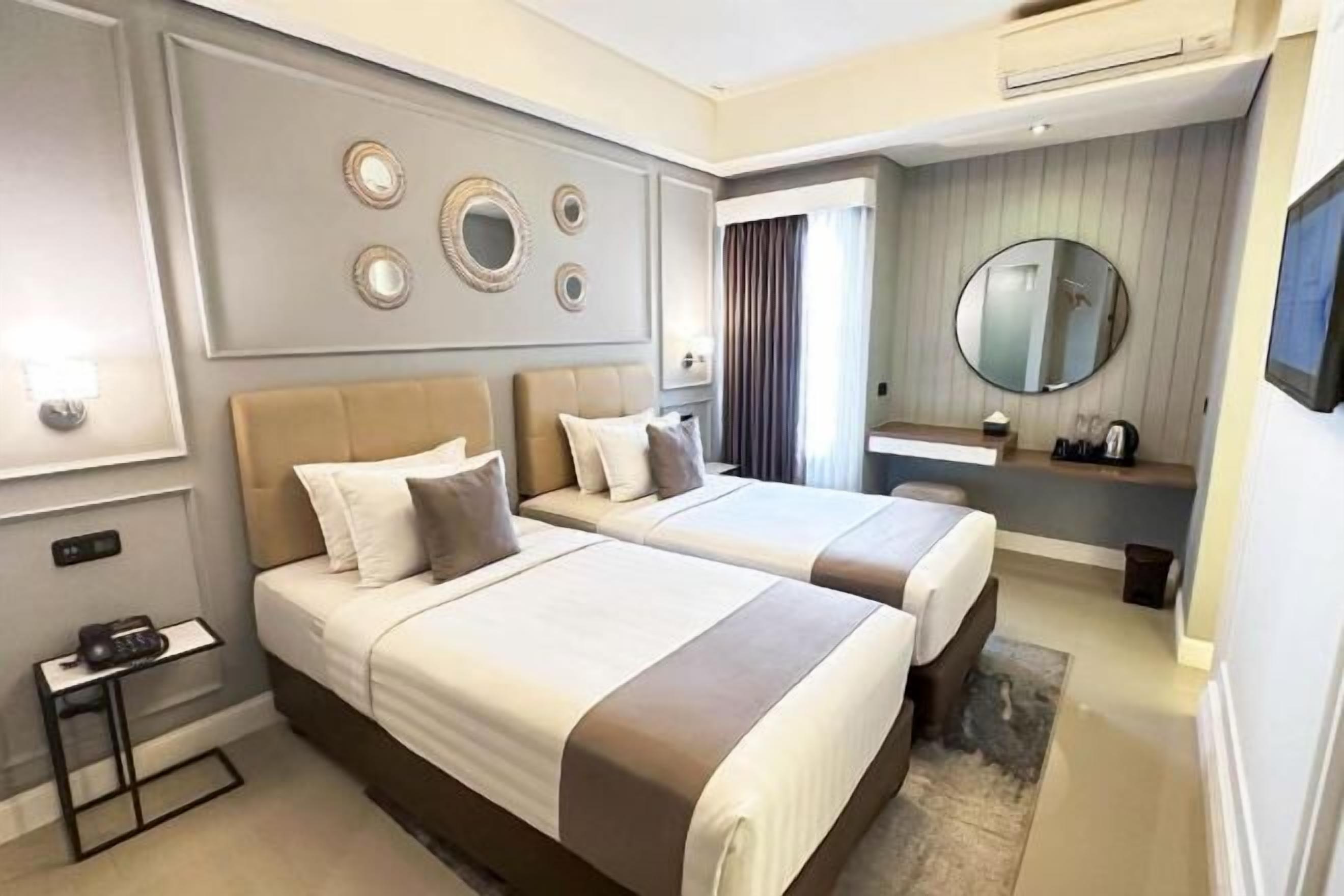 Ropa de cama de alta calidad y caja de seguridad en la habitación 