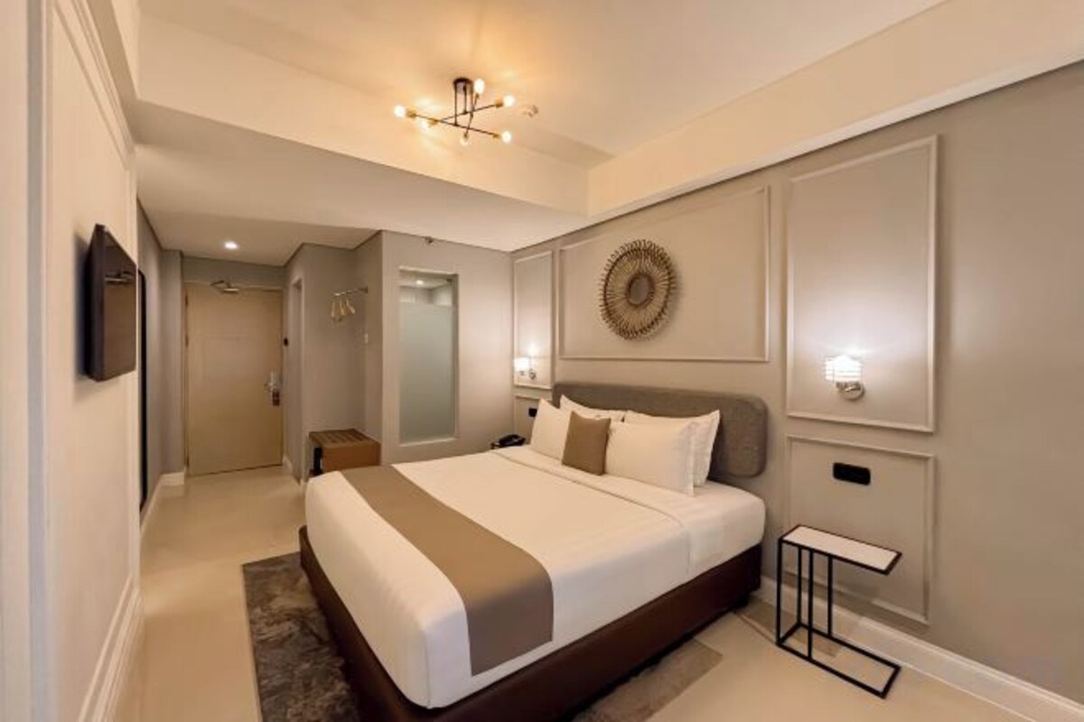 Premium bedding, in-room safe, desk, soundproofing