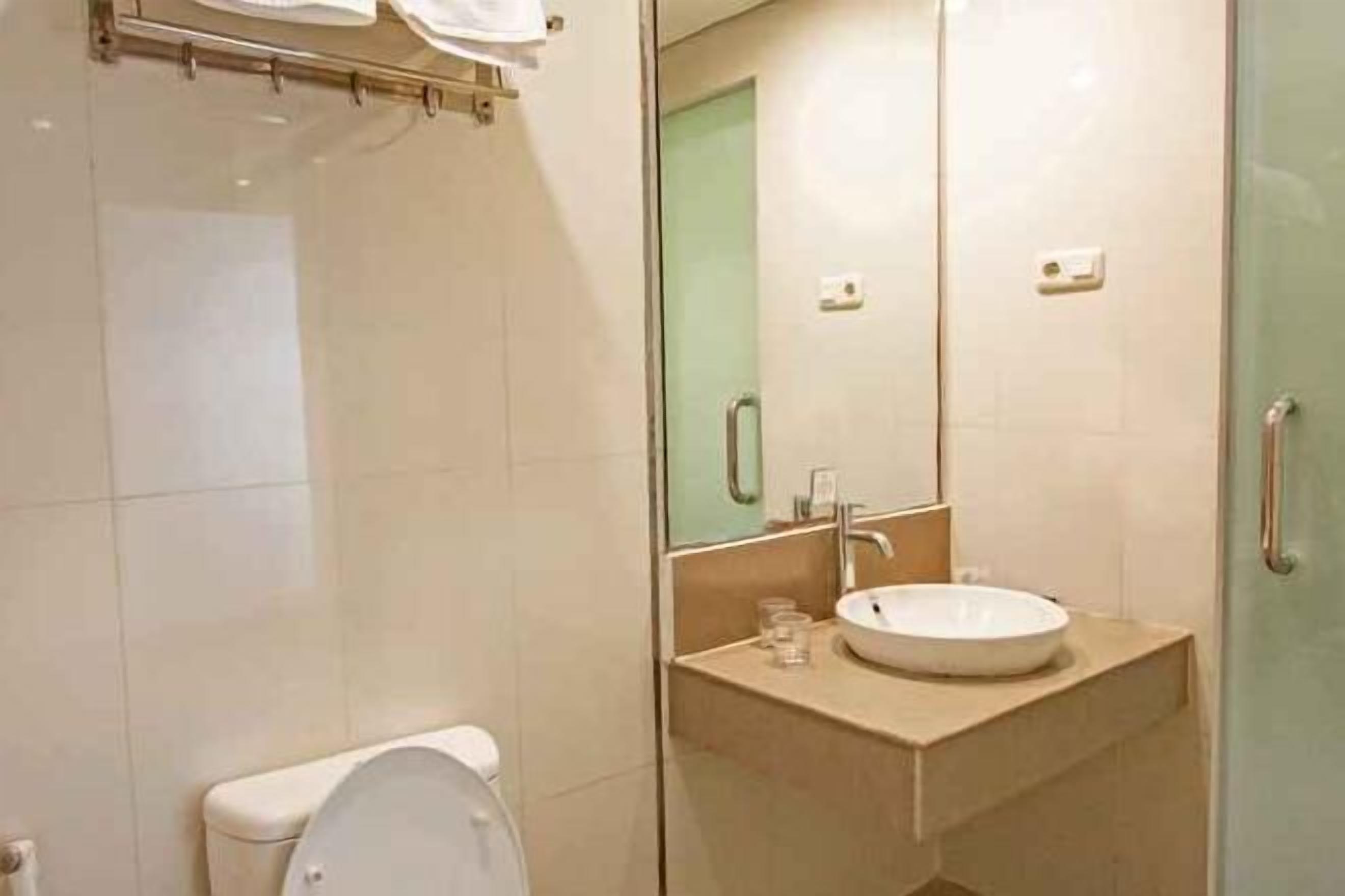 Bathroom | Free toiletries, hair dryer, slippers, towels