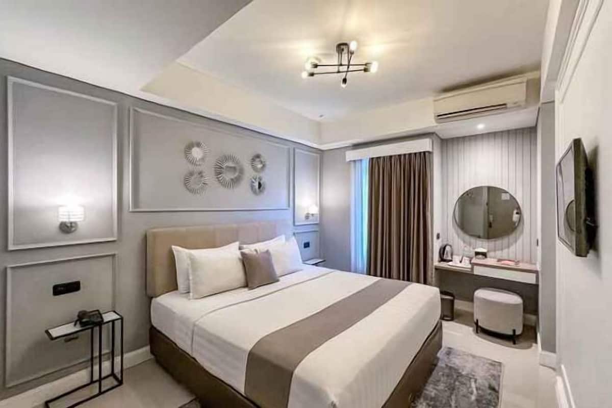 Premium bedding, in-room safe, desk, soundproofing