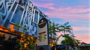 A modern building with a sign indicating it is a hotel. - Hotel FortunaGrande Malioboro (formerly Hotel Dafam Fortuna) (Yogyakarta)
