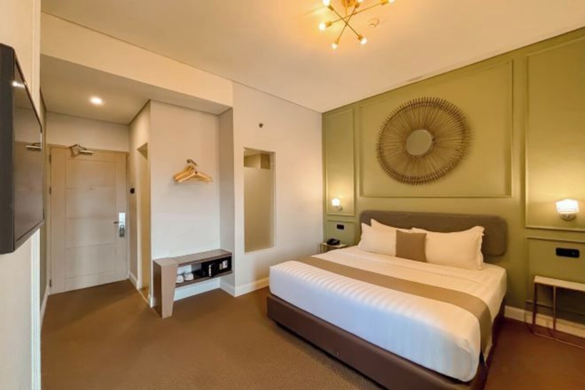 Premium bedding, in-room safe, desk, soundproofing