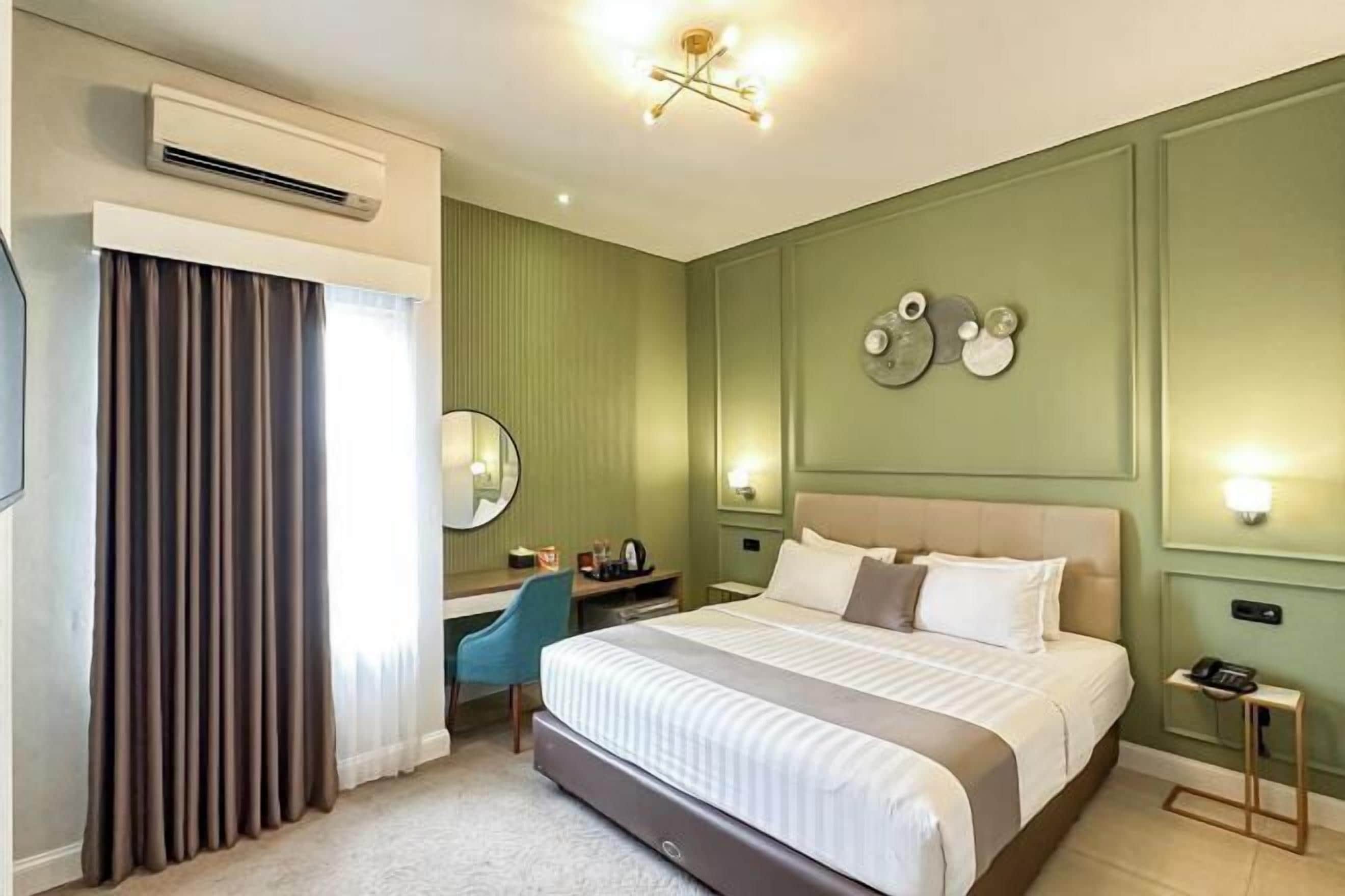 Premium bedding, in-room safe, desk, soundproofing