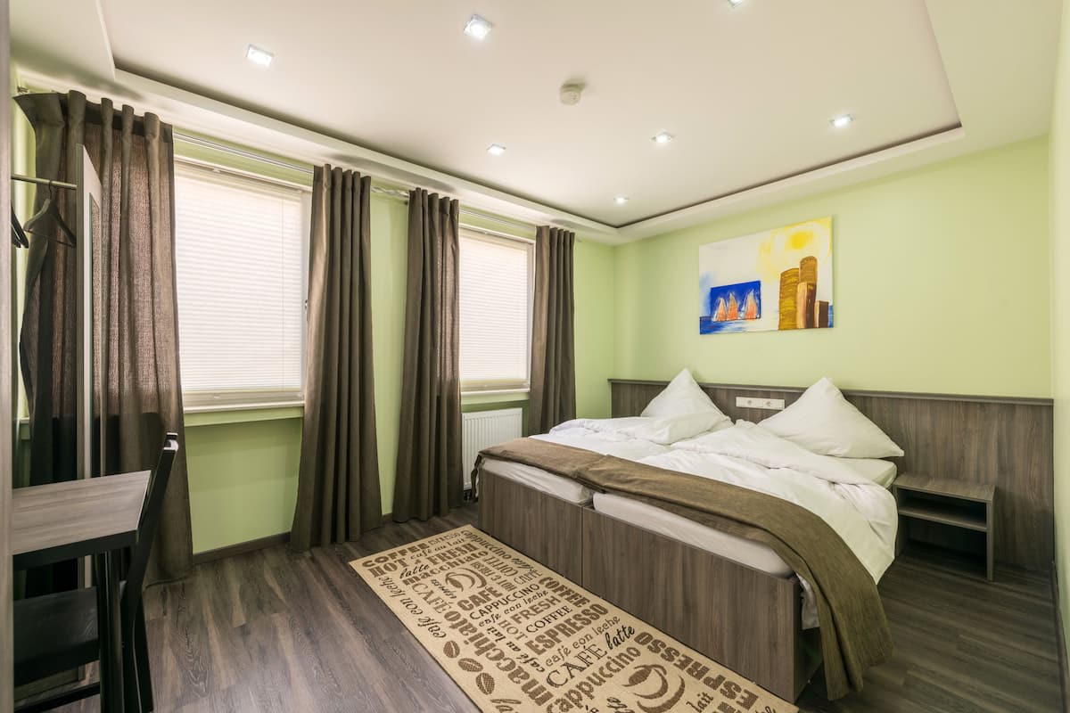 Kamer, 1 twee- of 2 eenpersoonsbedden | Een bureau, geluiddichte muren, gratis wifi, beddengoed
