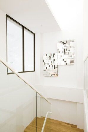 Suite familiar, varias camas | Área de sala de estar | Televisión LCD de 40 cm con canales por cable y televisión