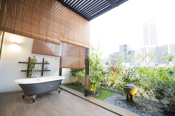 Suite (Artist) | Balcony