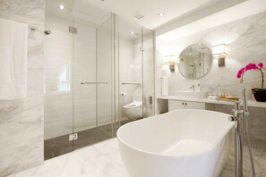 Free toiletries, hair dryer, slippers, towels - Hotel NuVe Heritage (Singapore)