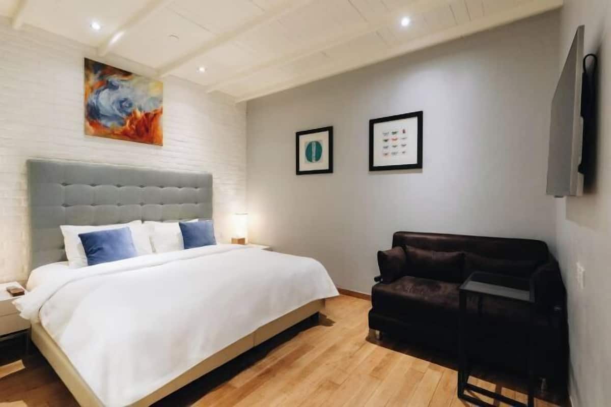 1 dormitorio, edredones de plumas, minibar con artículos gratuitos