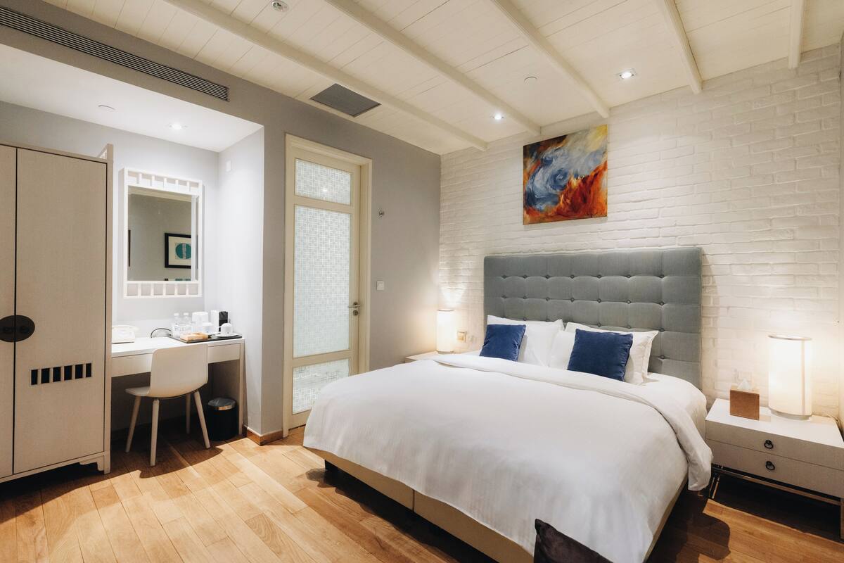 1 kamar tidur, selimut bulu angsa, minibar gratis, dan brankas