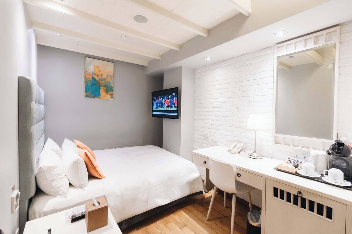 Quaint Queen No Window | 1 kamar tidur, selimut bulu angsa, minibar gratis, dan brankas
