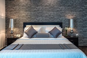 Standard Room, 1 King Bed | 1 bedroom, minibar, in-room safe, desk