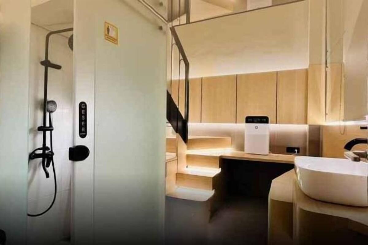 Shower, free toiletries, slippers