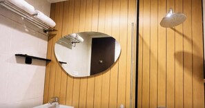 Superior Twin kamer | Badkamer | Een douche, pantoffels, handdoeken