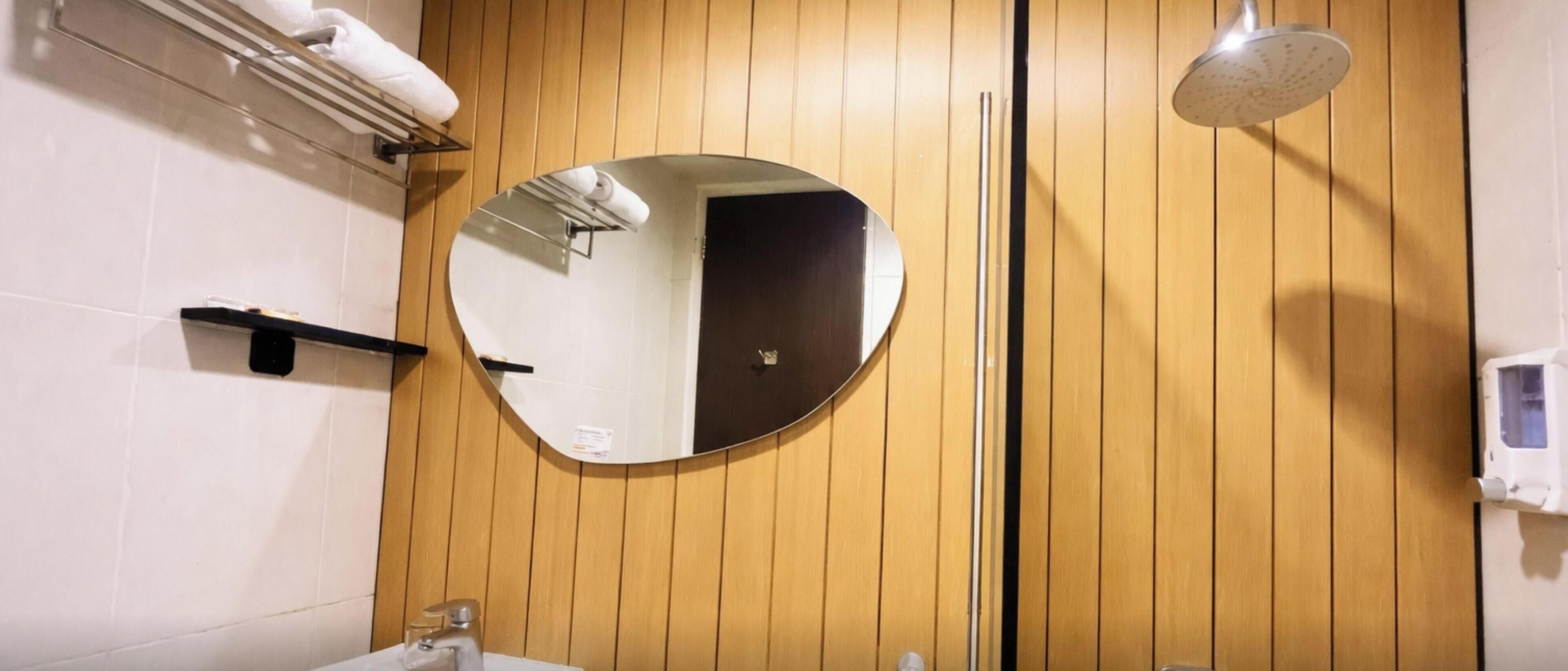 Deluxe Twin Room | Bathroom | Shower, slippers, towels