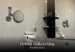 Deluxe-rum - balkong | Badrum | Dusch, tofflor och handdukar