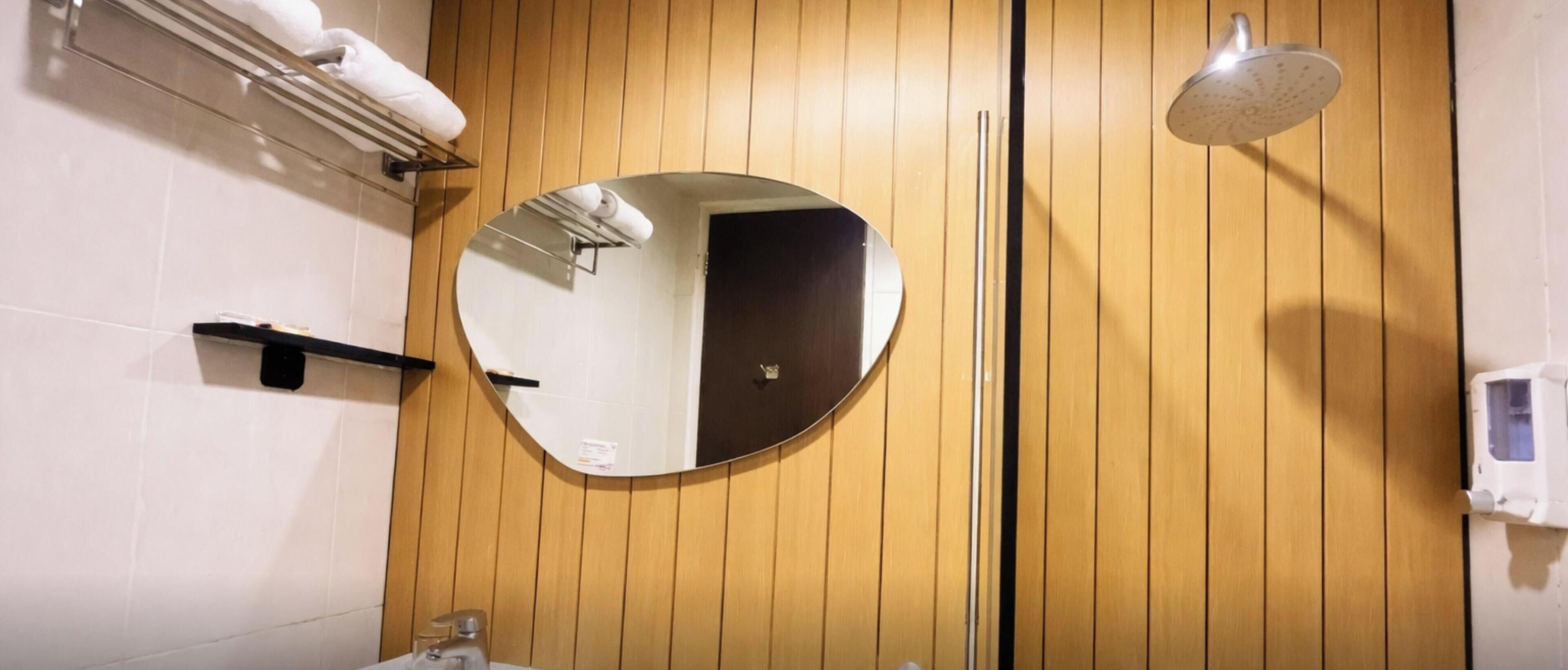 Superior Twin Room | Bathroom | Shower, slippers, towels