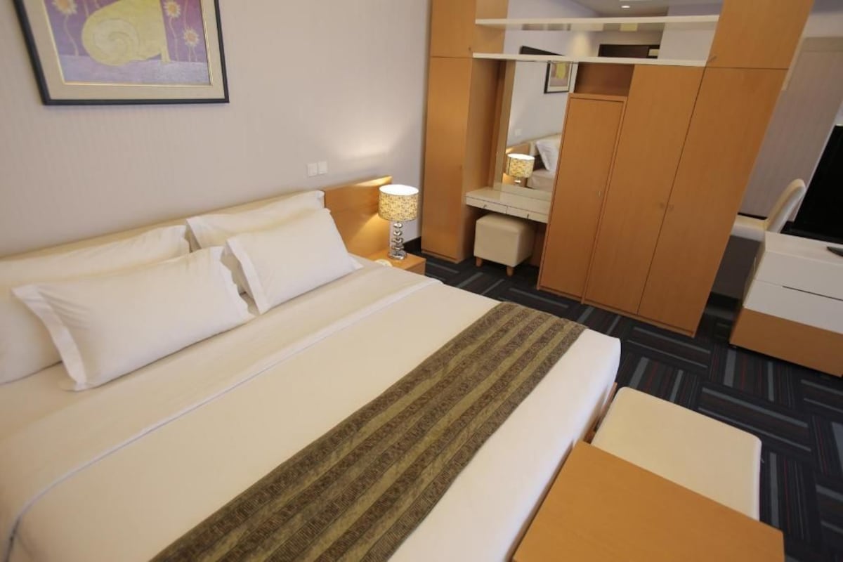 Minibar, safe på rommet, skrivebord og lydisolert