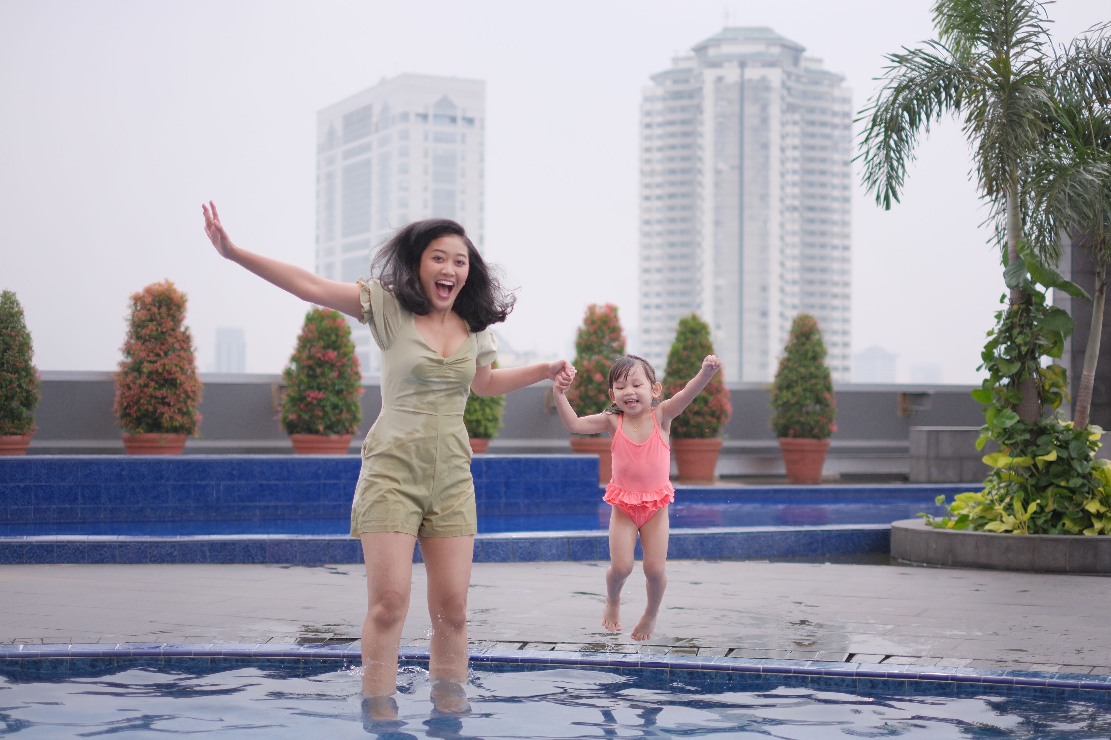 室內泳池、室外泳池；躺椅