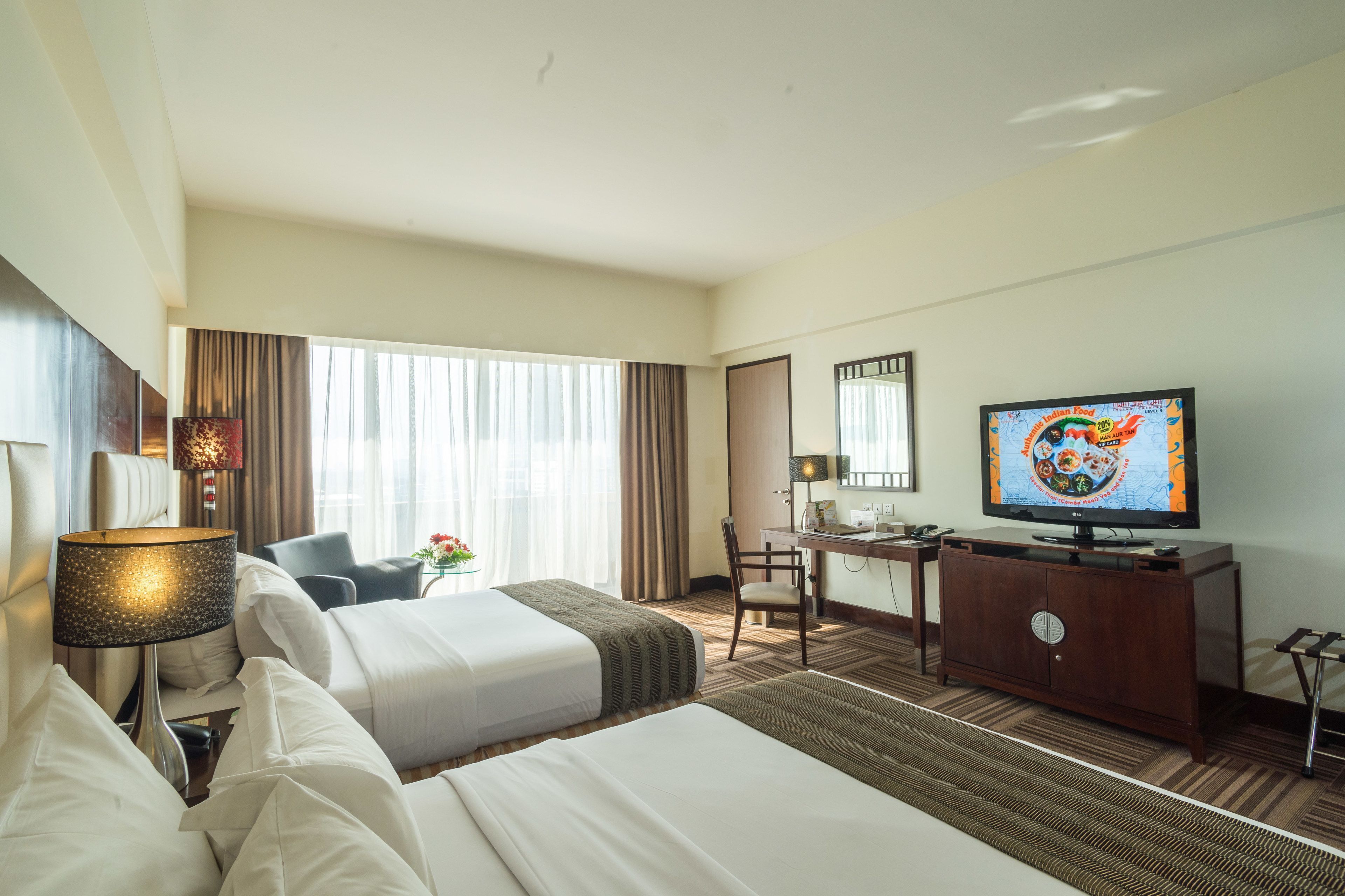 Minibar, safe på rommet, skrivebord og lydisolert