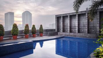 Kolam renang indoor dan kolam renang outdoor, dengan kursi berjemur