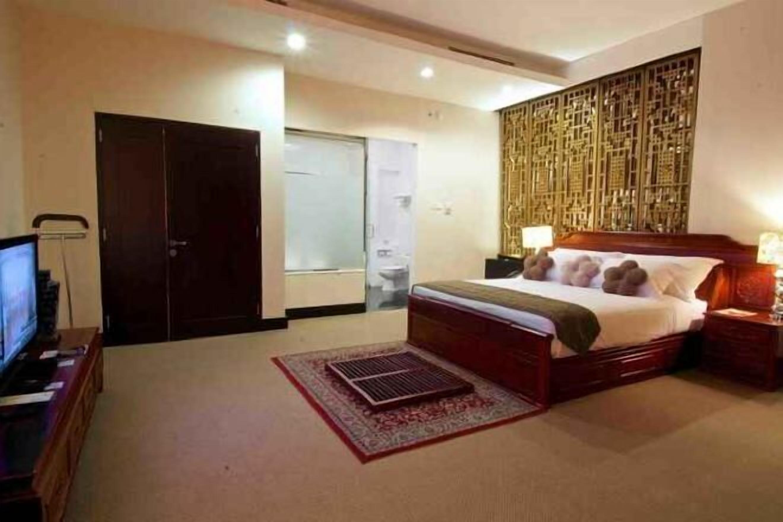 Een minibar, een kluis op de kamer, een bureau, geluiddichte muren