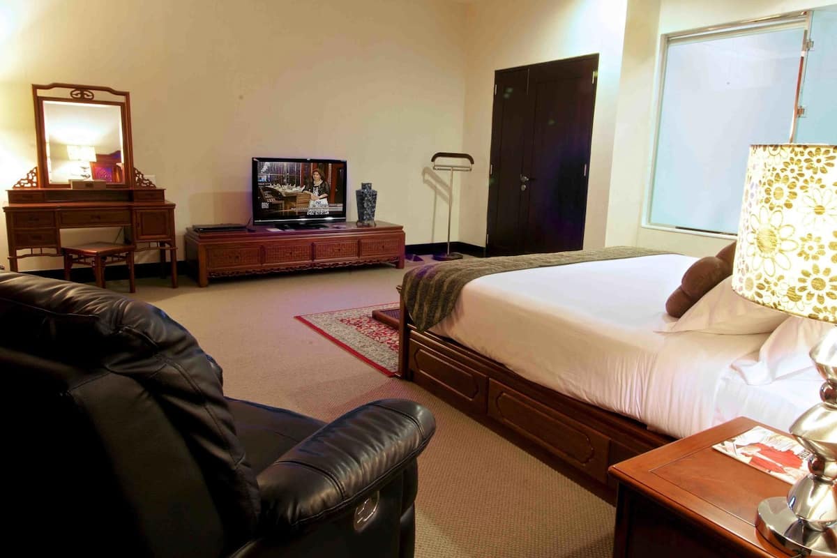 Minibar, caja de seguridad en la habitación y escritorio