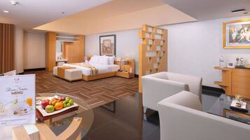 Bulgary Suite | Living area | Flat-screen TV, fireplace