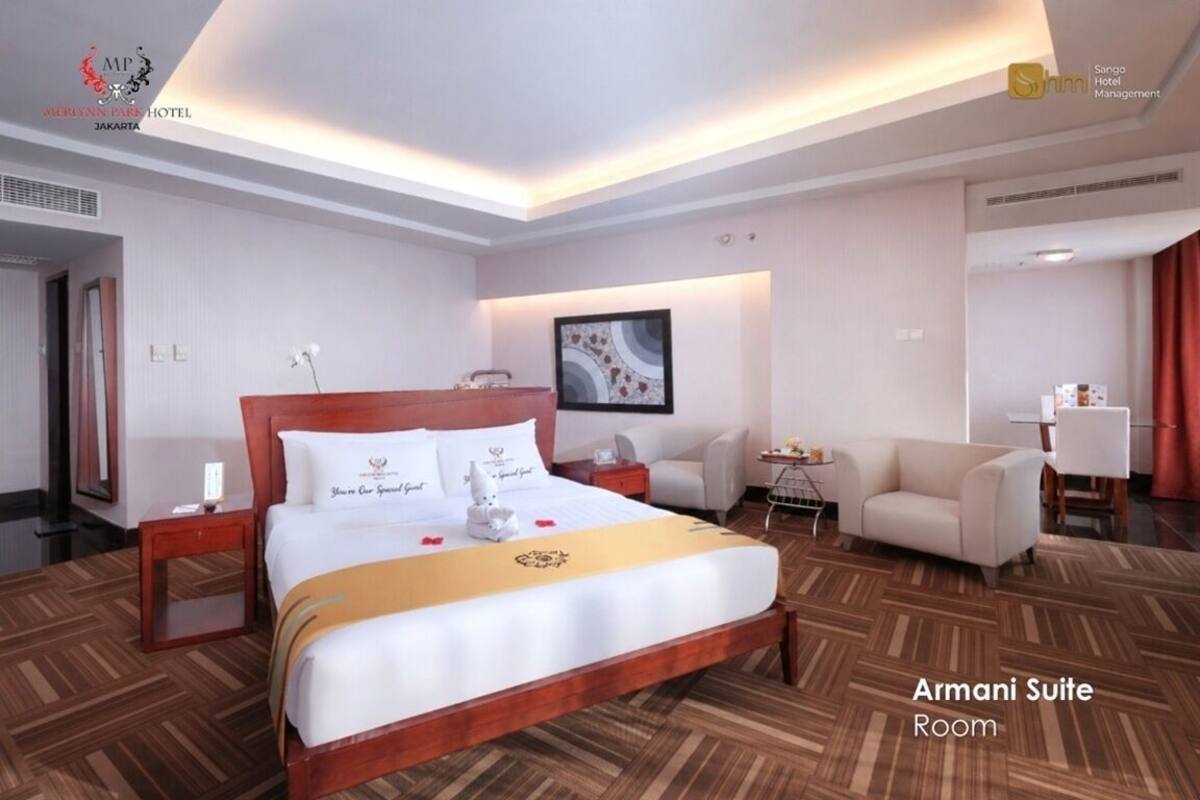 Armani Suite | Minibar, in-room safe, desk, soundproofing