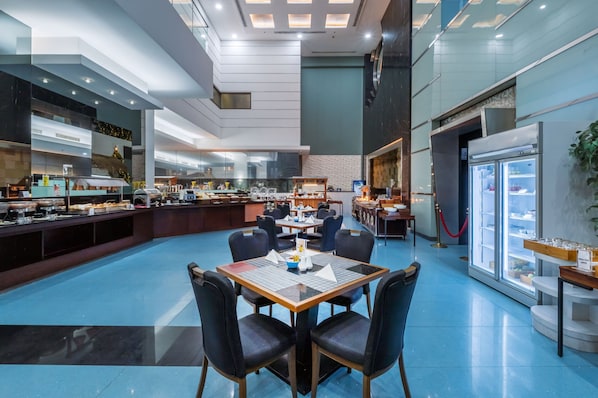 Hi ha 2 restaurants amb plats de cuina internacional
