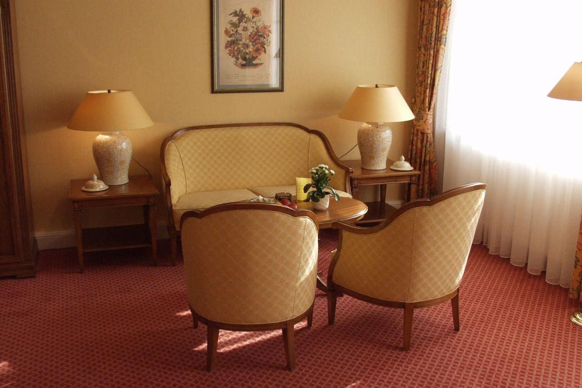 junior suite | minibar, in-room safe, desk, free wifi