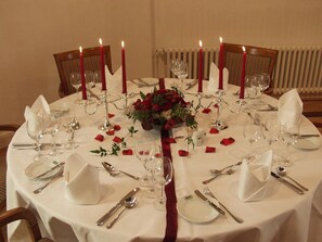 2 restaurants; breakfast, lunch and dinner served  - Genießer Hotel Altes Gymnasium (Husum)