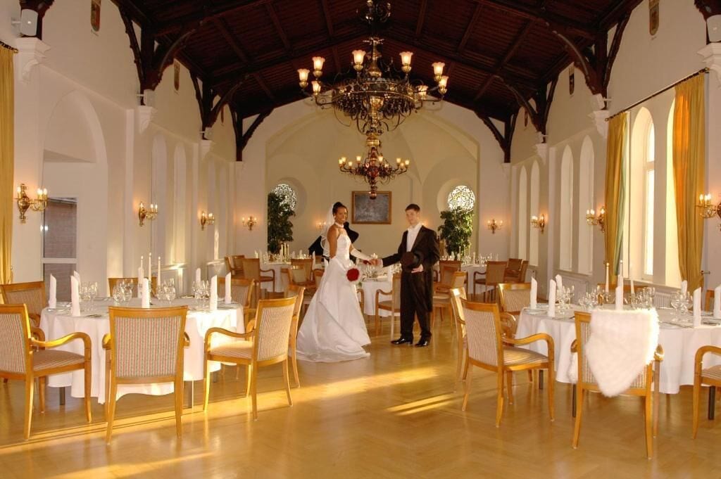 2 restaurants, breakfast, lunch, dinner served; local cuisine