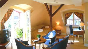 Junior-Suite | Wohnbereich | Fernseher