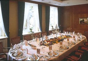 2 restaurants; breakfast, lunch, and dinner served