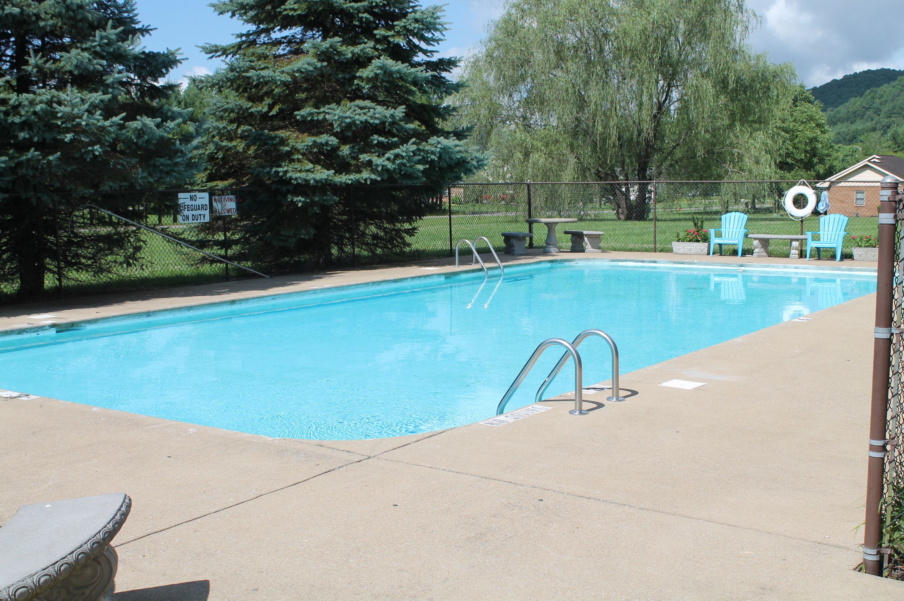 สระว่ายน้ำกลางแจ้ง