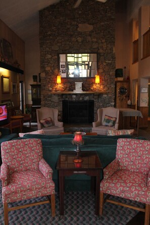 Lobby lounge - Americourt Hotel (Mountain City)
