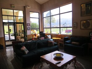 LED TV - Americourt Hotel (Mountain City)