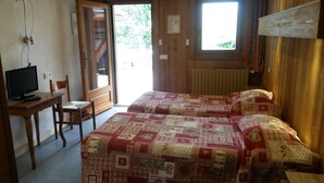 A room with two beds, a desk with a computer, and a chair. - Les Bernards (Praz-sur-Arly)