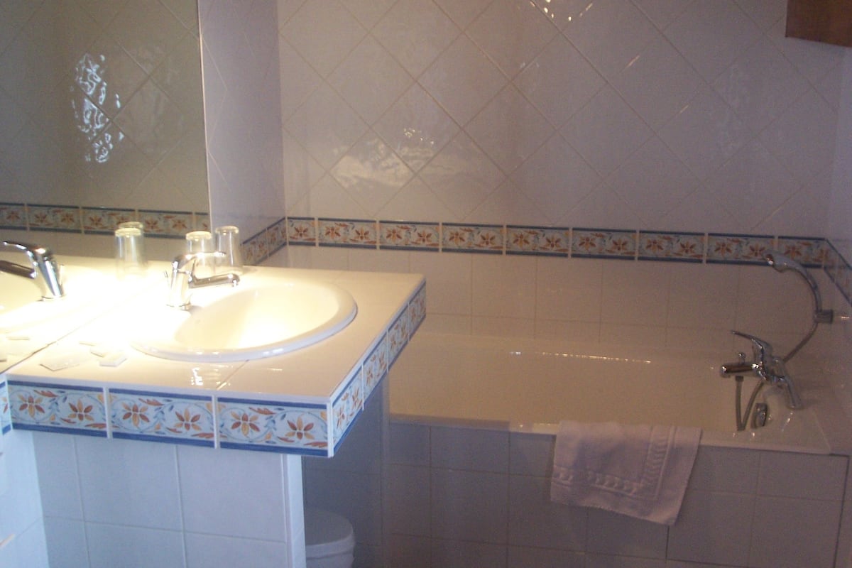 quadruple room | bathroom | free toiletries, hair dryer, towels