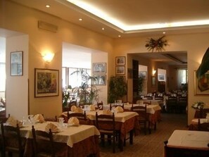 Se sirven desayunos y almuerzos, restaurante con mesas al aire libre 