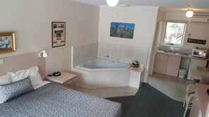 Deluxe Spa | Deep-soaking bathtub