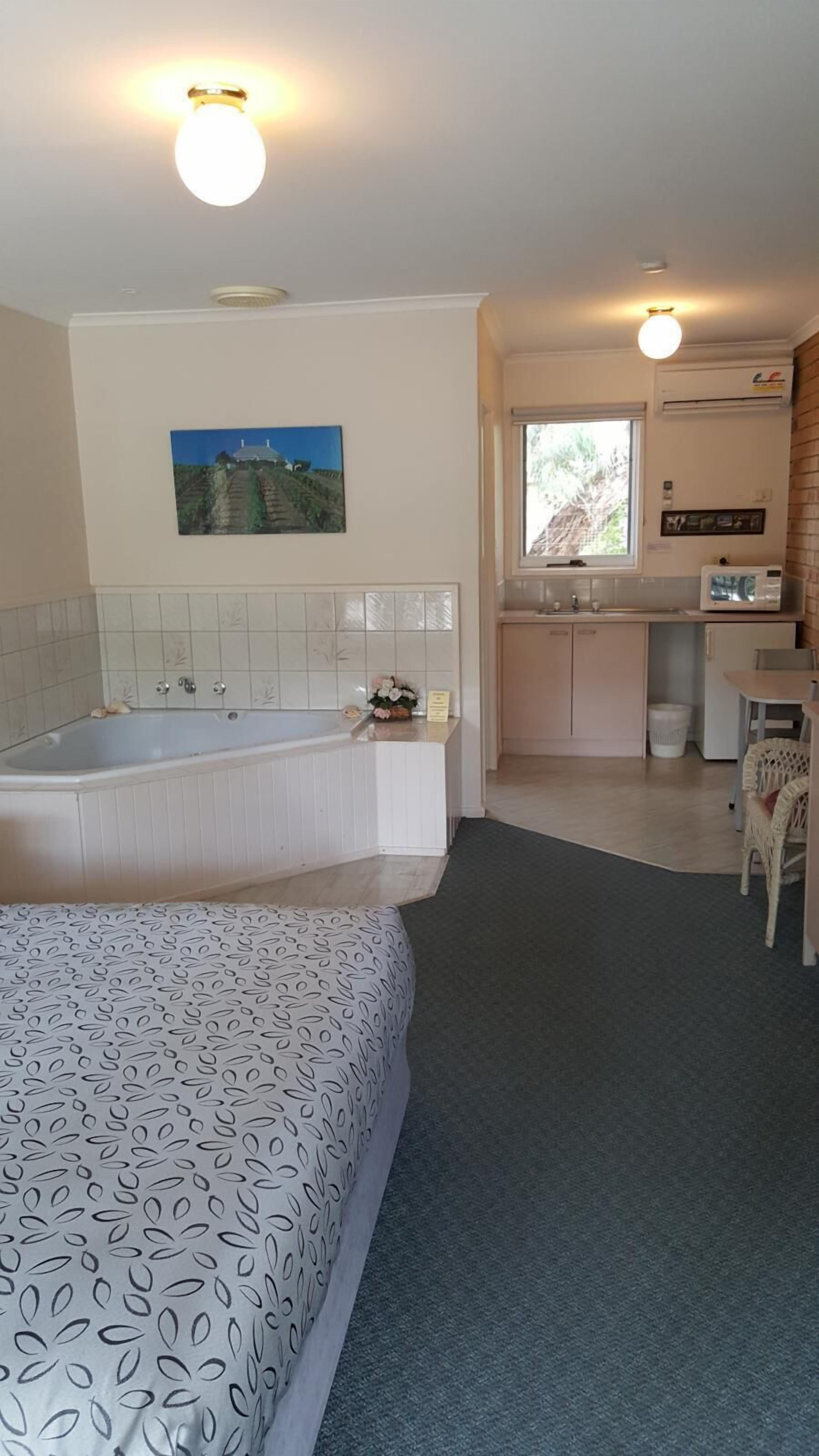 Deluxe Spa | Deep soaking bathtub