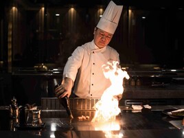 3 間餐廳；供應早餐、午餐、晚餐；多國菜
