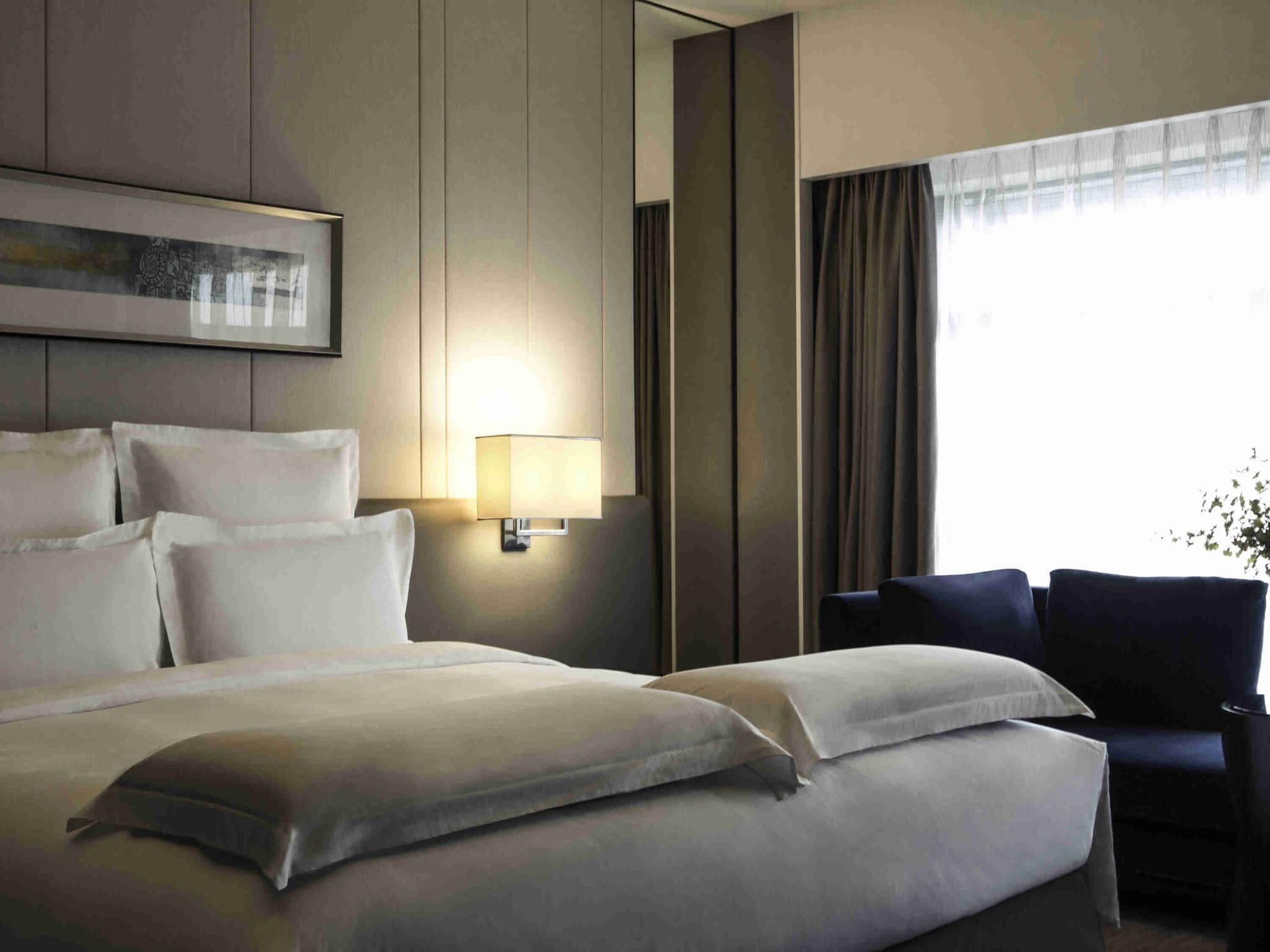 Minibár, széf a szobában és íróasztal