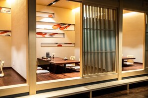 3 間餐廳;供應早餐、午餐和晚餐