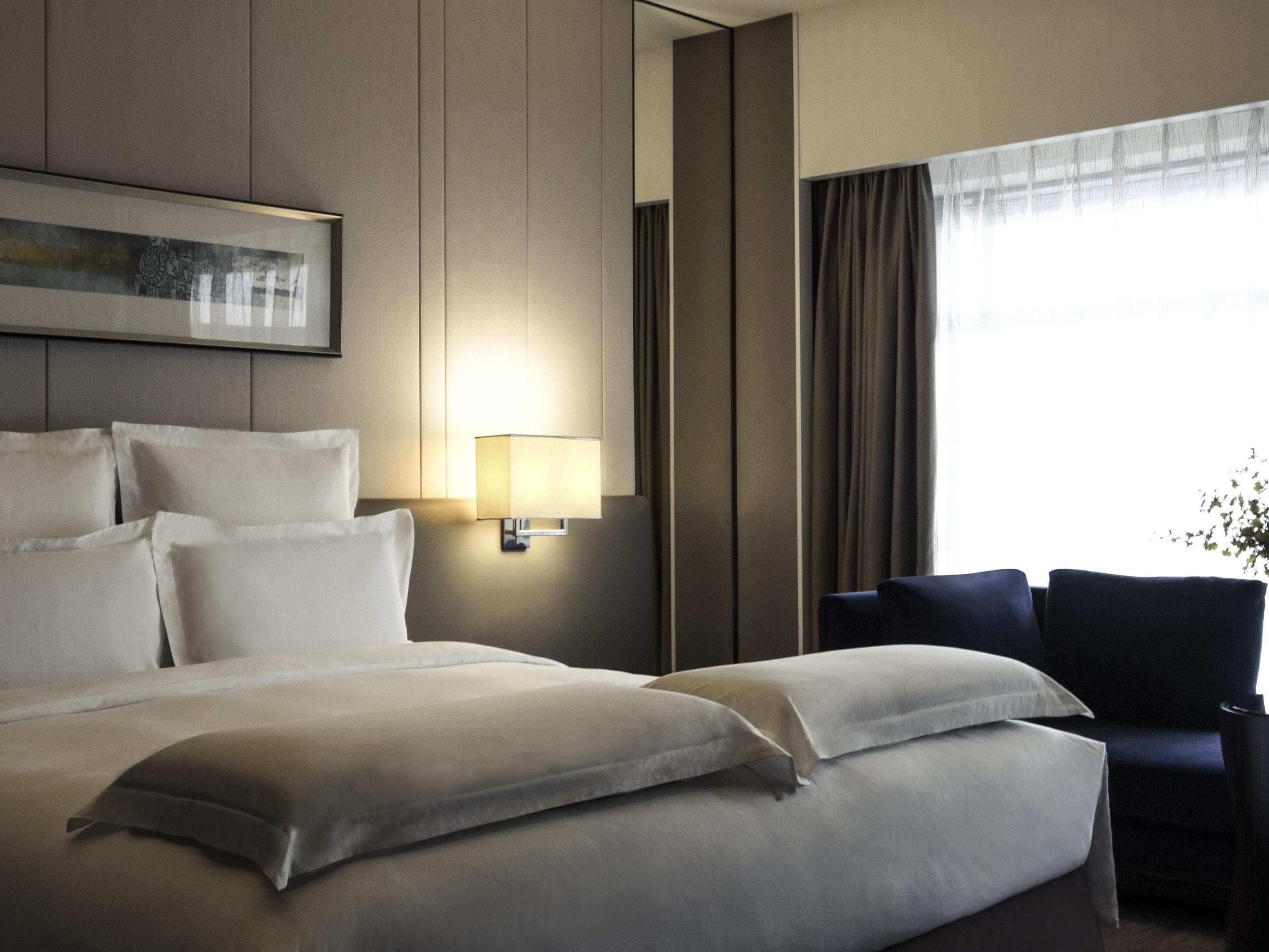 Minibar, két bảo mật tại phòng, bàn 