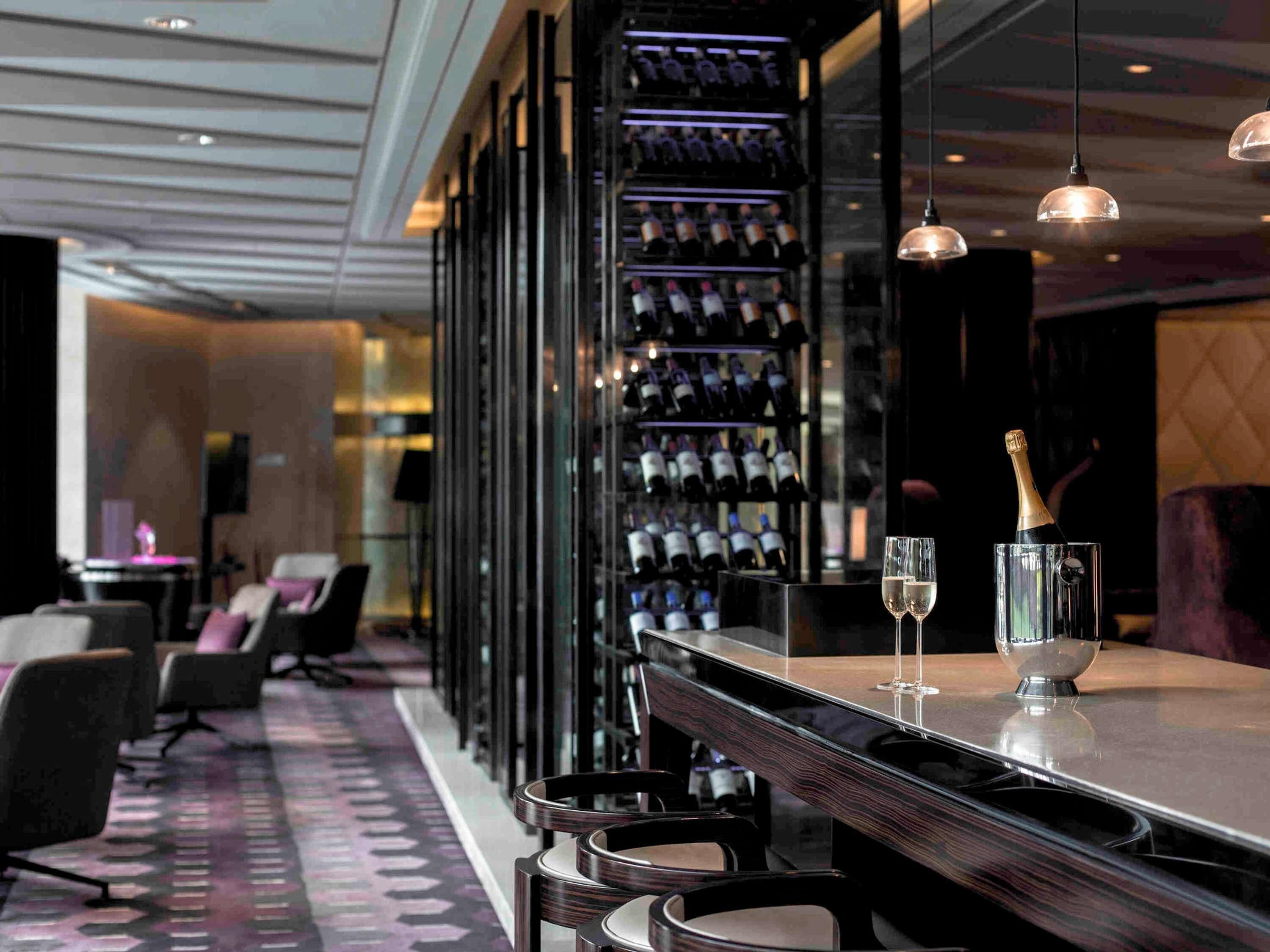 3 間餐廳；供應早餐、午餐、晚餐；多國菜