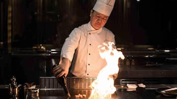 3 restaurants; breakfast, lunch, and dinner served